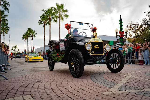 Dunedin's Old Fashioned Christmas & Holiday Parade