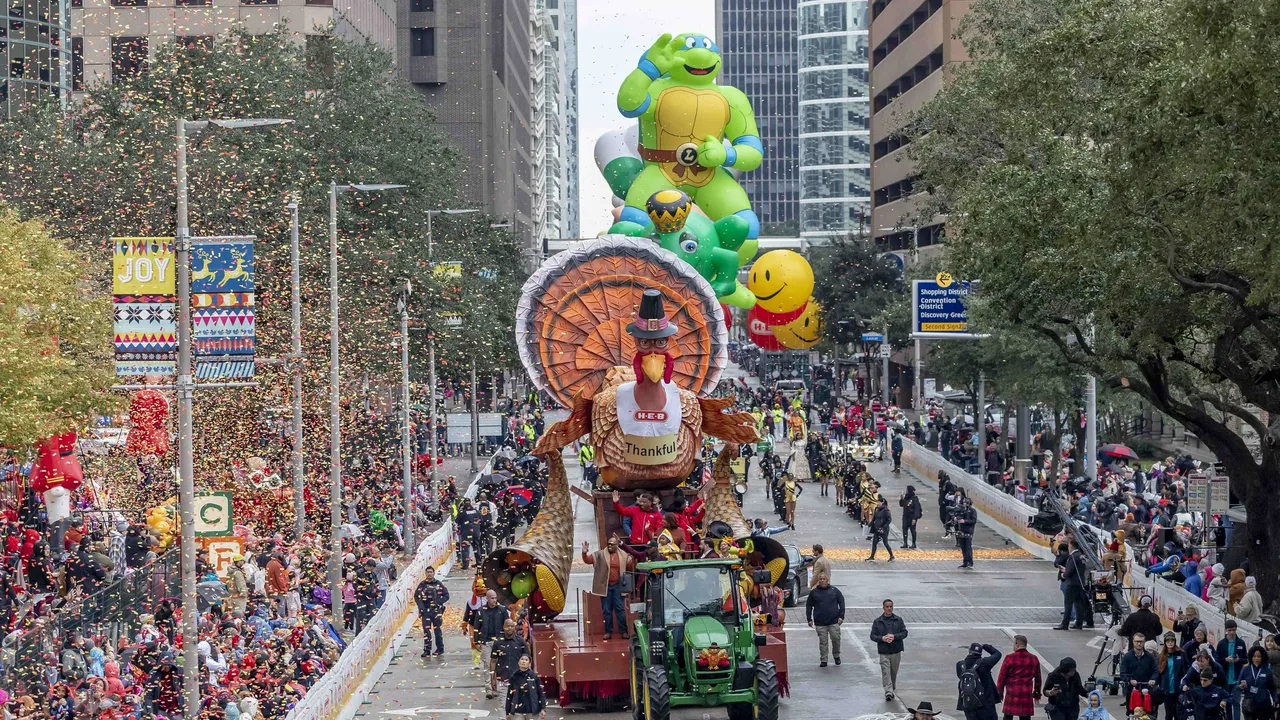 H-E-B Thanksgiving Day Parade, photo 1 of 2