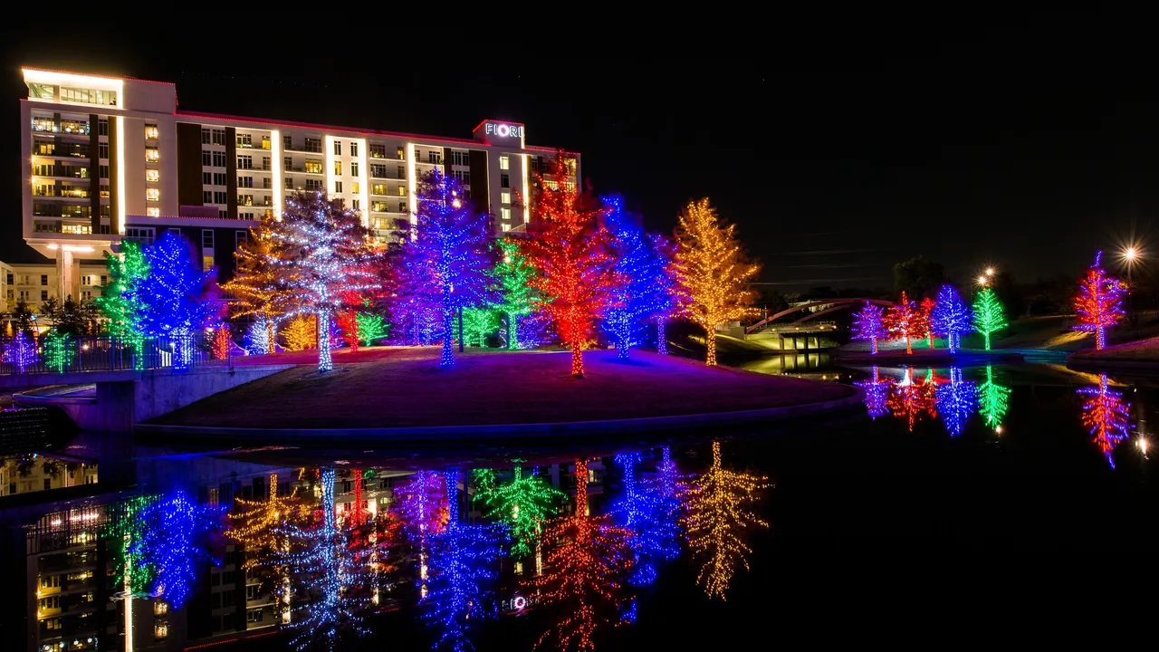 Vitruvian Lights, photo 1 of 2